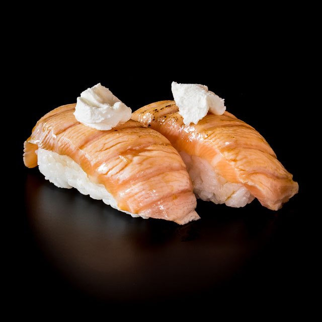 Salmon sellado con queso crema Nigiris